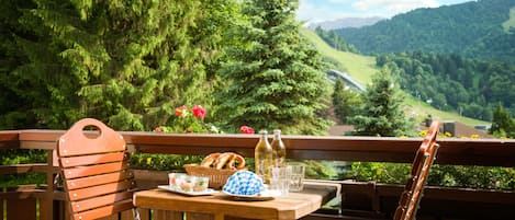 Ropa de cama de alta calidad y caja de seguridad en la habitación