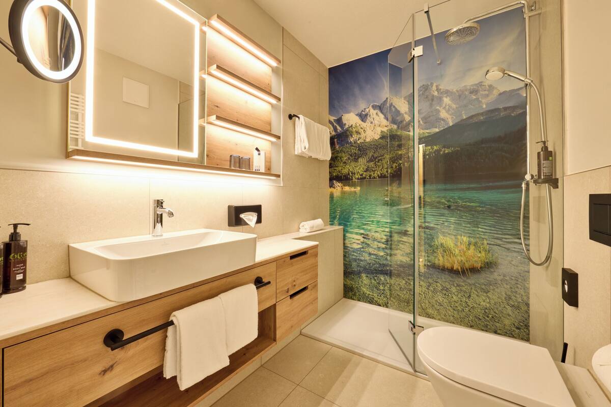 Studio Deluxe | Salle de bain | Ensemble douche/baignoire, articles de toilette écologiques