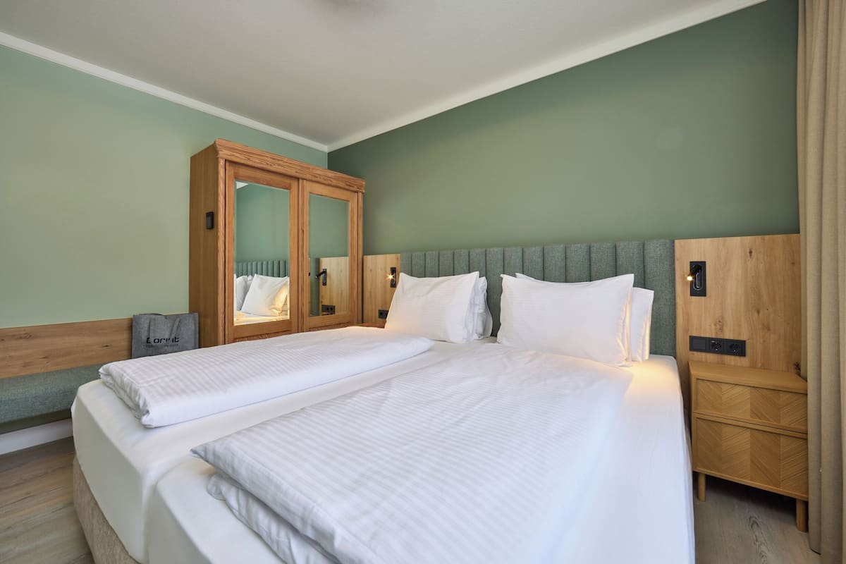 Appartement Deluxe, vue montagne | Literie de qualité supérieure, coffres-forts dans les chambres, bureau