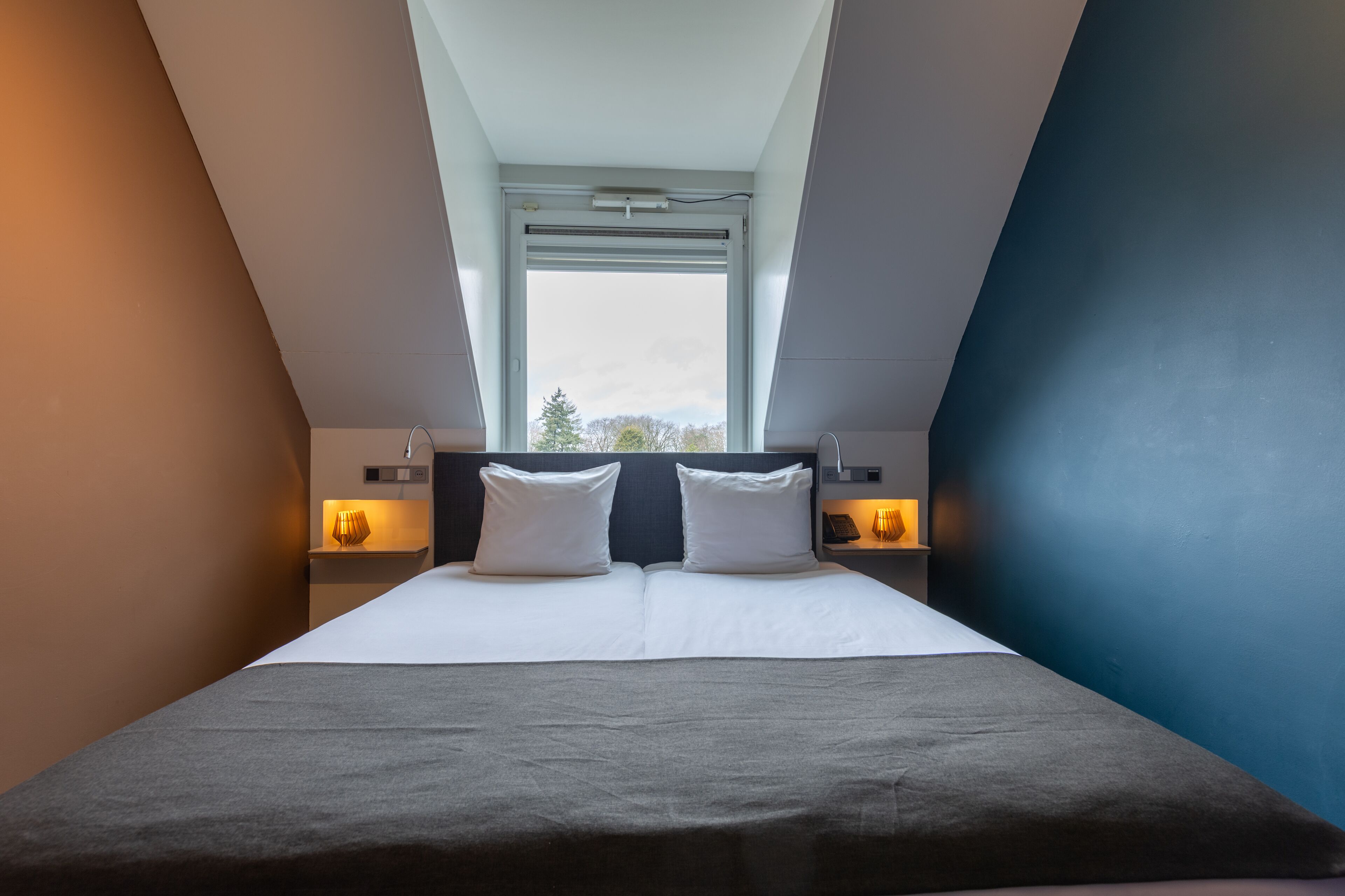 Minibar, coffres-forts dans les chambres, bureau