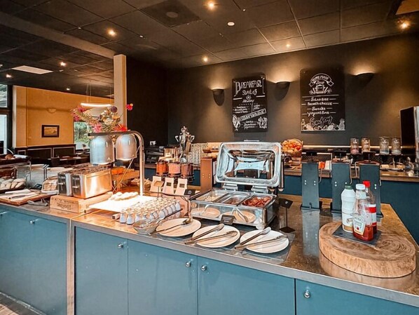 Daily buffet breakfast (EUR 20.50 per person)