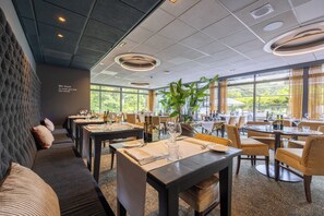 Serveert ontbijt, lunch, regionale gerechten, uitzicht op de tuin 