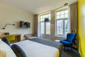 Een minibar, een kluis op de kamer, een bureau, een laptopwerkplek
