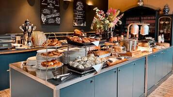 Desayuno buffet diario (EUR 20.50 por persona)