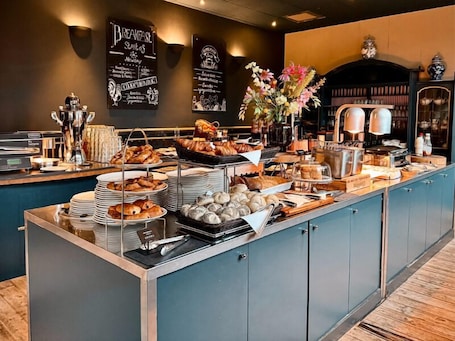 Daily buffet breakfast (EUR 20.50 per person)