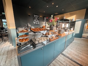 Daily buffet breakfast (EUR 20.50 per person)