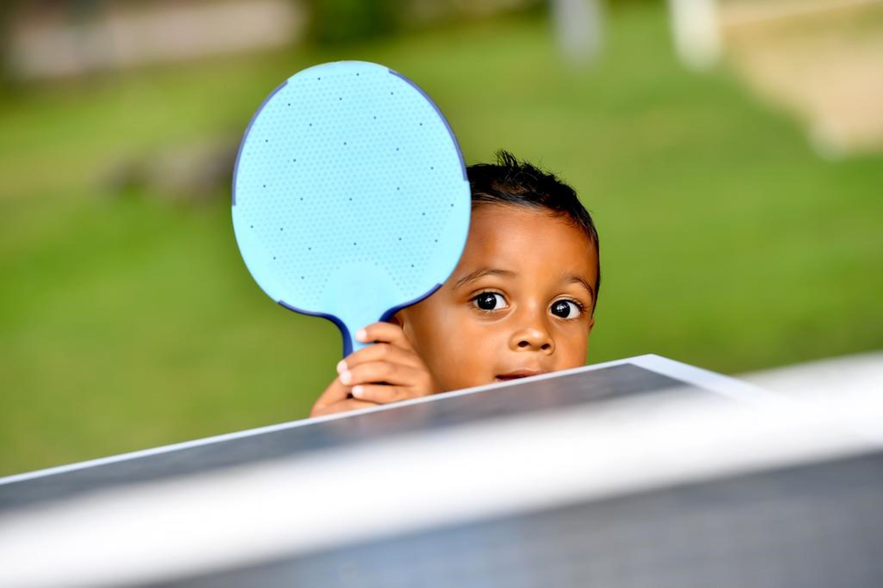 Un niño sosteniendo una paleta azul.