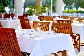 2 restaurants, breakfast, lunch, dinner served; international cuisine 