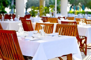 2 restoran, melayani sarapan, makan siang; sajian masakan internasional