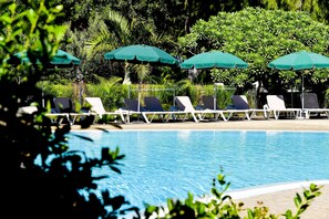 2 outdoor pools, pool umbrellas, sun loungers - Le Relais de L'Hermitage (Saint-Paul)