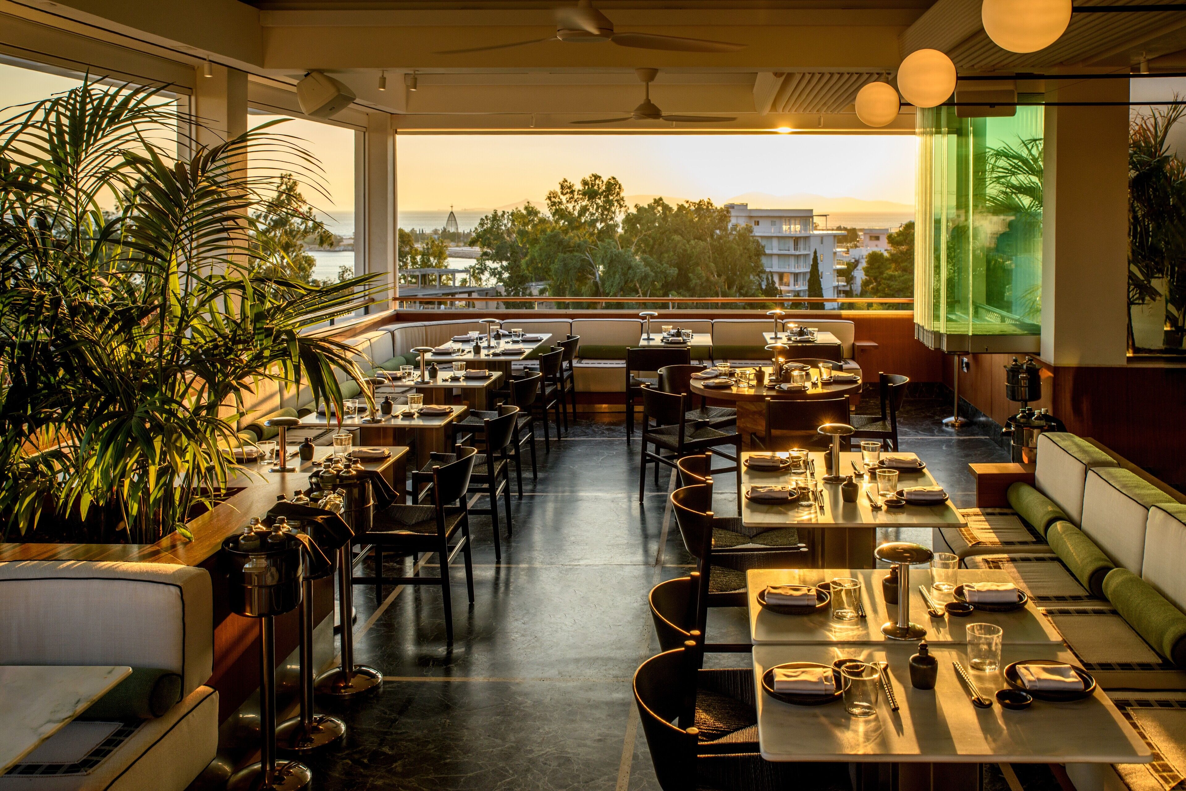 Serveert ontbijt, lunch en diner