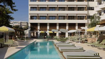 Piscina externa, barracas, guarda-sóis