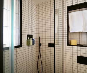 シャワー、環境にやさしいバスアメニティ、ヘアドライヤー、スリッパ