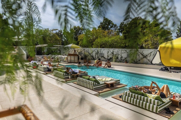Kolam renang outdoor, dengan cabana (dengan biaya tambahan)
