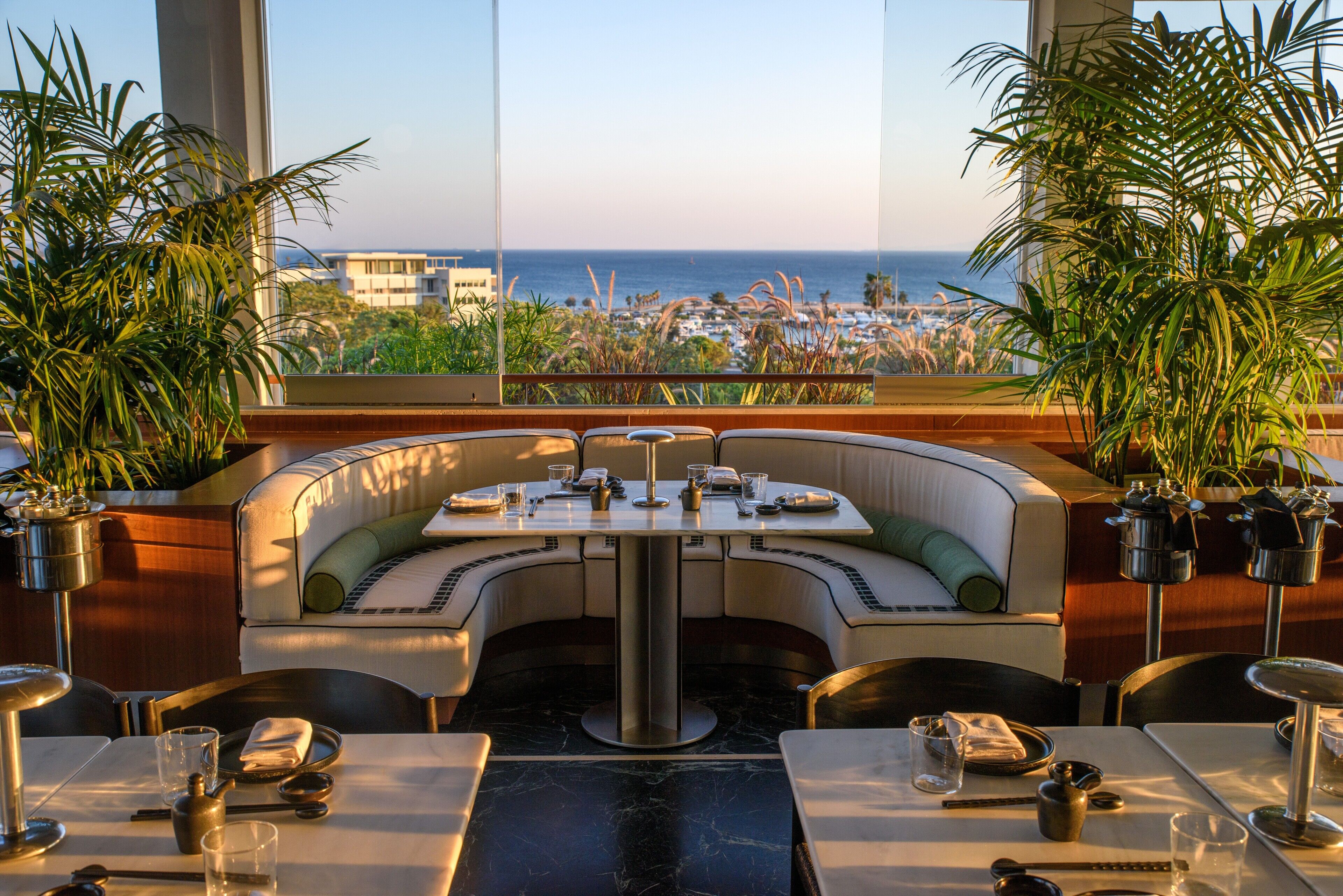 Serveert ontbijt, lunch en diner