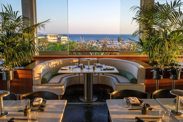 تقديم الإفطار والغداء والعشاء