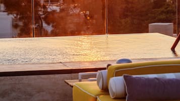 Utendørsbasseng, bassengtelt (mot betaling) og bassengparasoller