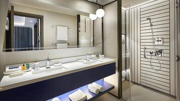 Executive suite, 1 kingsize bed (With Lounge Access) | Badkamer | Een douche, milieuvriendelijke toiletartikelen, een haardroger