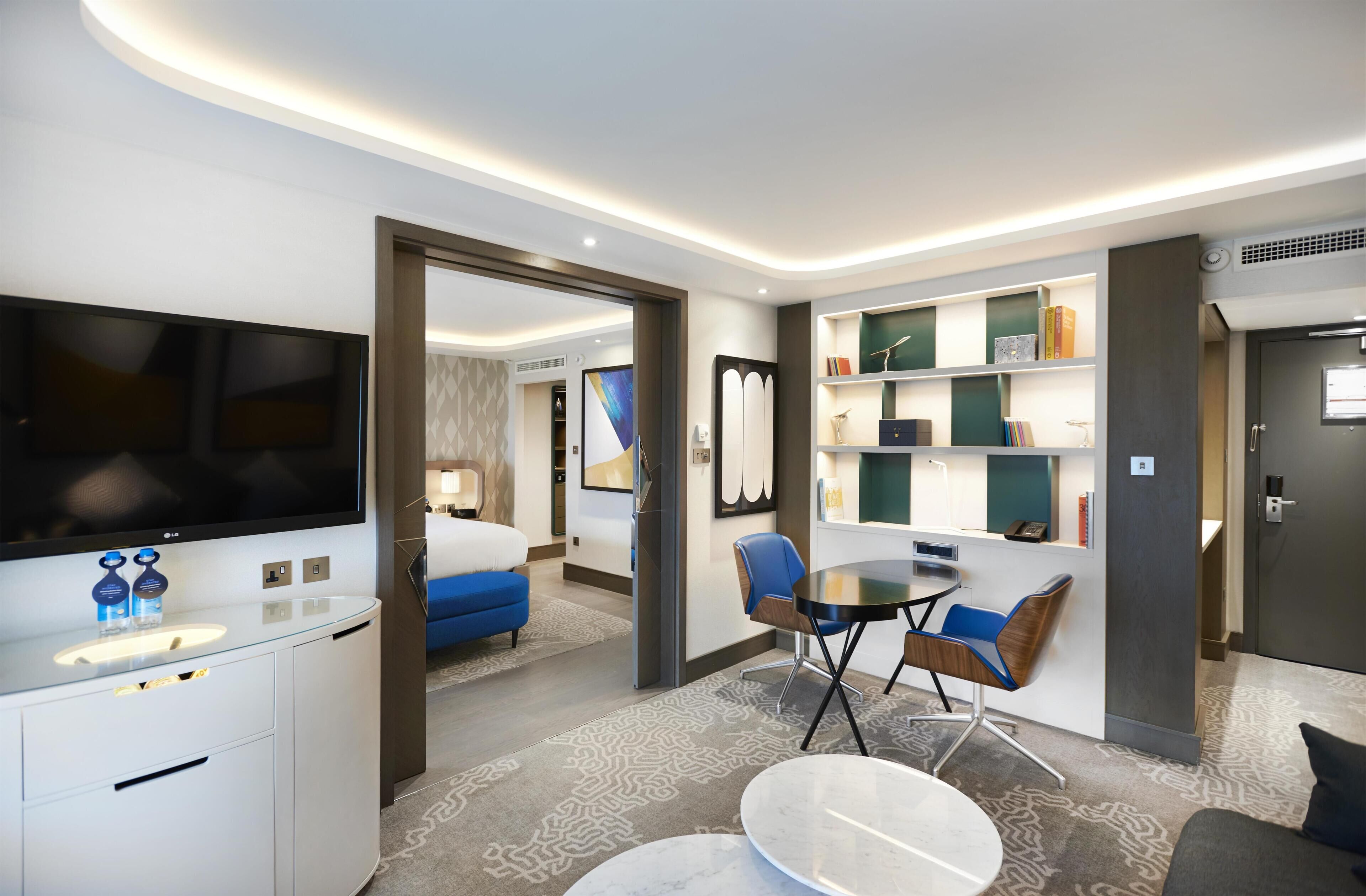 Suíte executiva, 1 cama King (With Lounge Access) | Roupas de cama antialérgicas, cofres nos quartos, escrivaninha