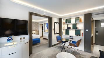 Executive Suite, 1 King Bed (With Lounge Access) | Hypo-allergenic bedding, in-room safe, desk, laptop workspace