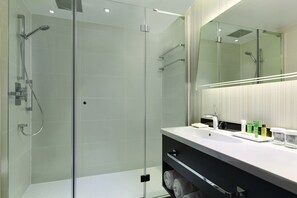 Chuveiro, produtos de toalete biodegradáveis, secador de cabelo 