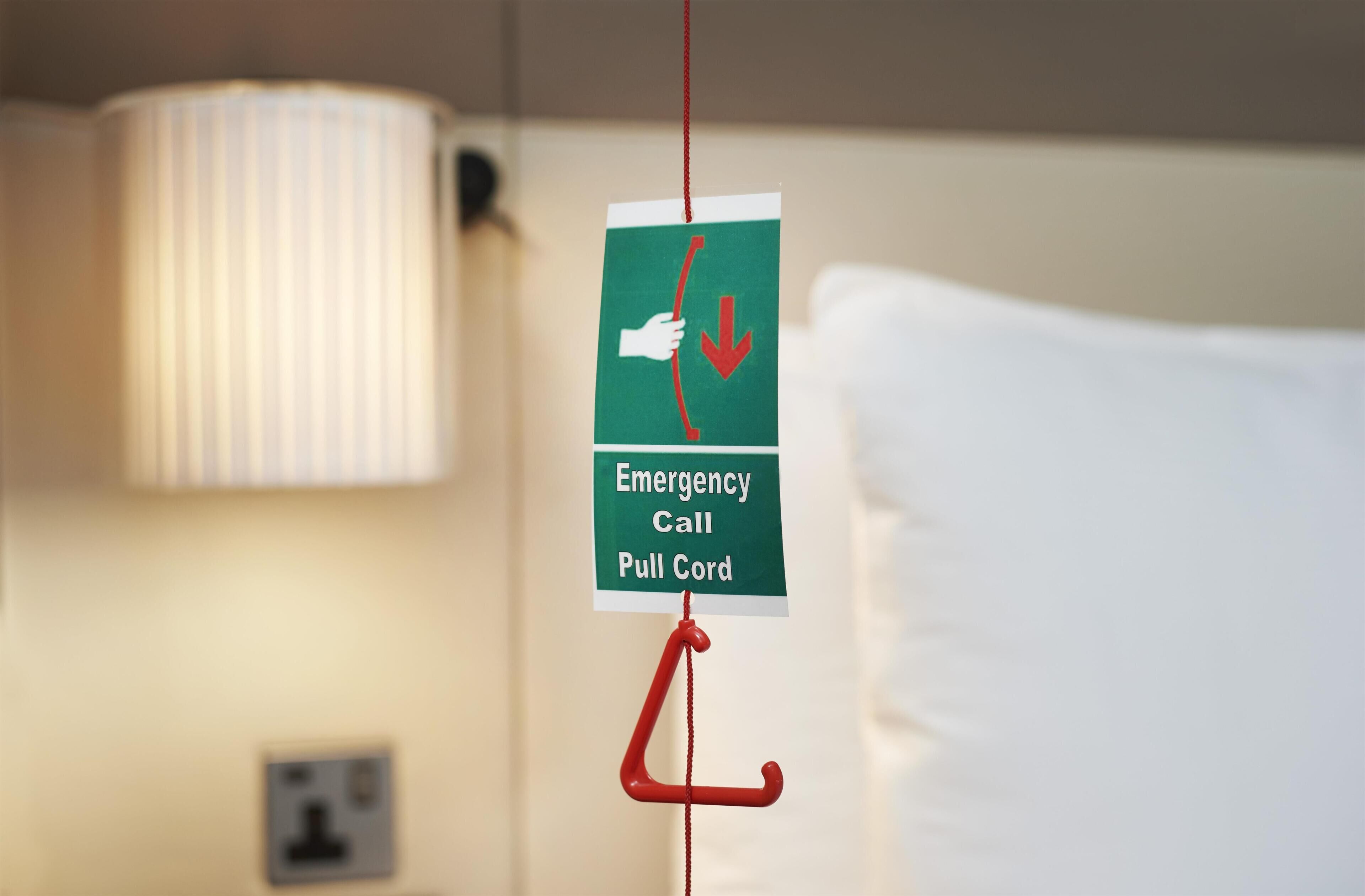 Quarto, 1 cama Queen, acessível | Roupas de cama antialérgicas, cofres nos quartos, escrivaninha