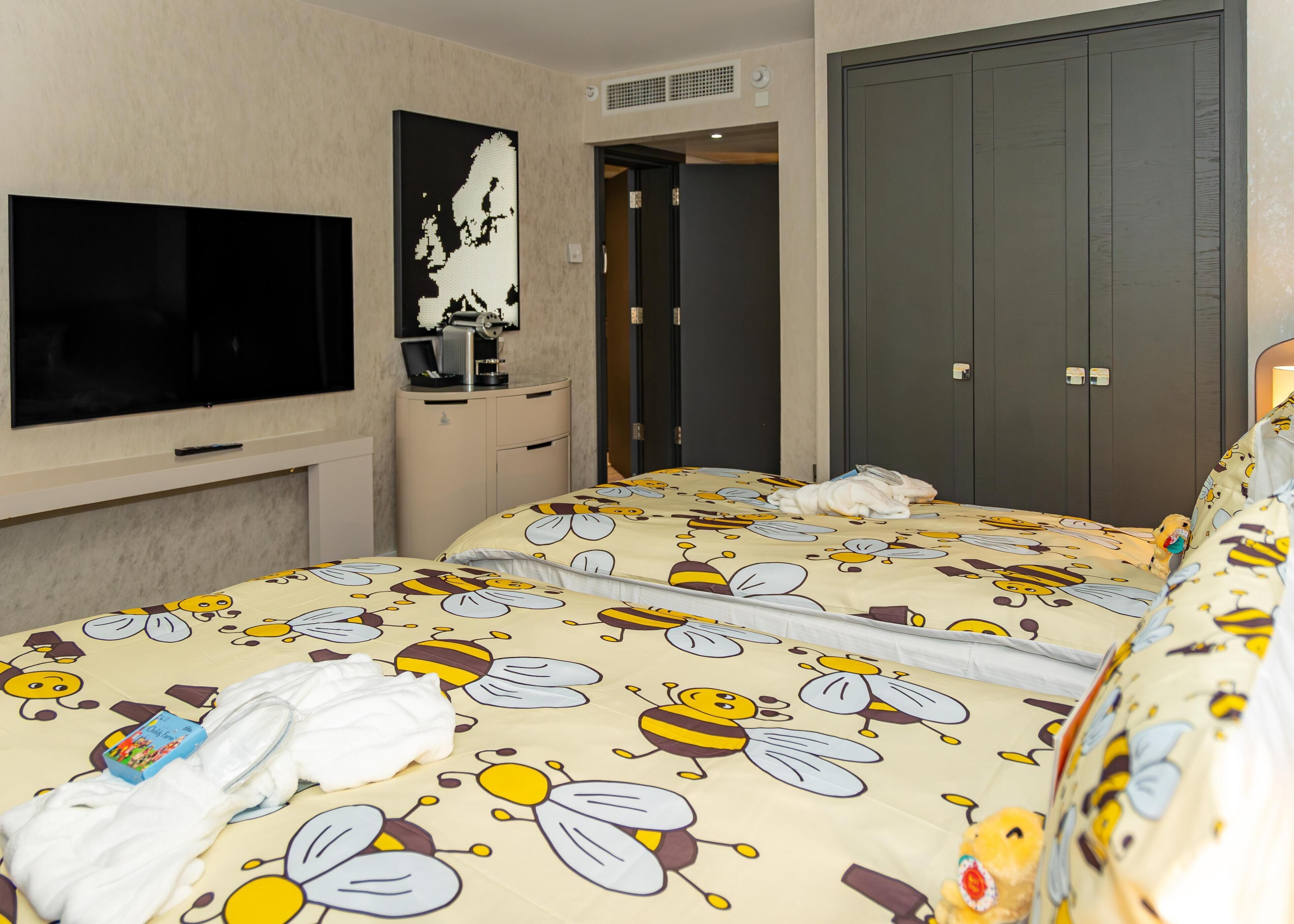 Quarto família, quartos conectados | Roupas de cama antialérgicas, cofres nos quartos, escrivaninha