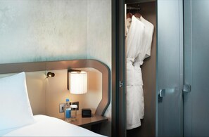 Deluxe Twin kamer | Hypoallergeen beddengoed, een kluis op de kamer, een bureau