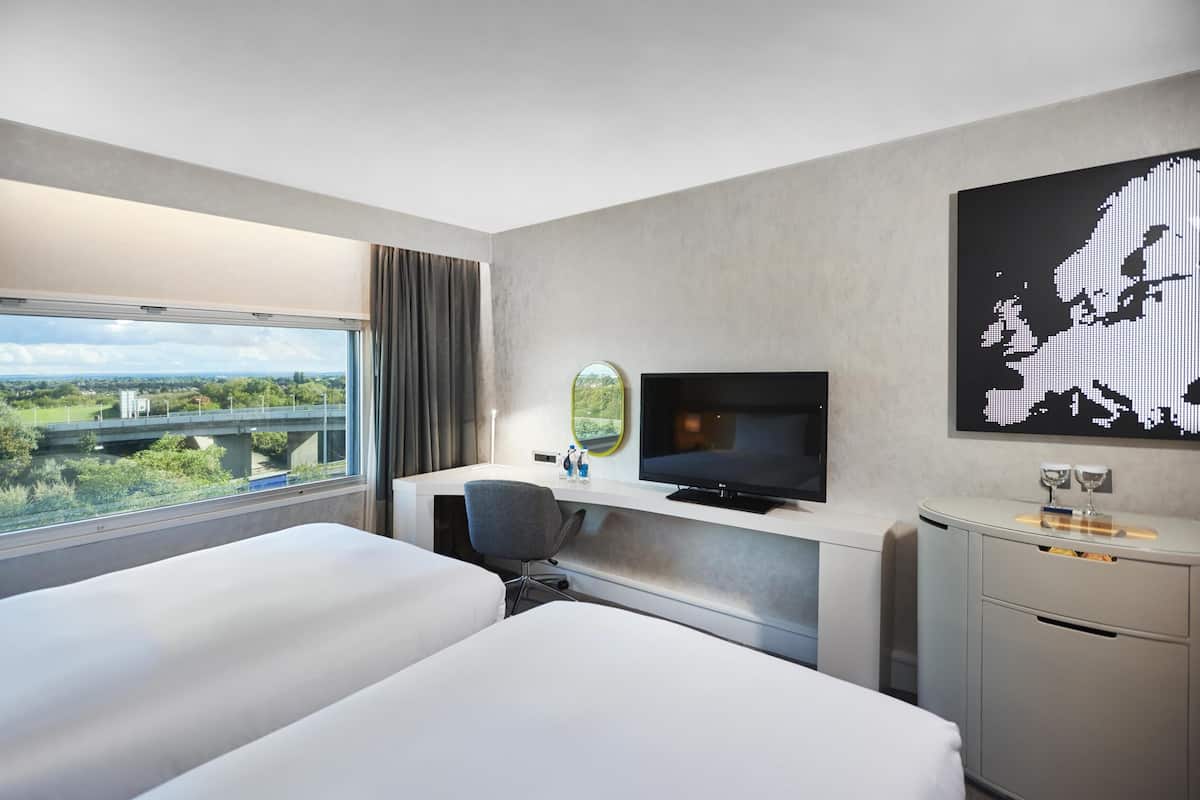 Literie hypoallergénique, coffres-forts dans les chambres, bureau