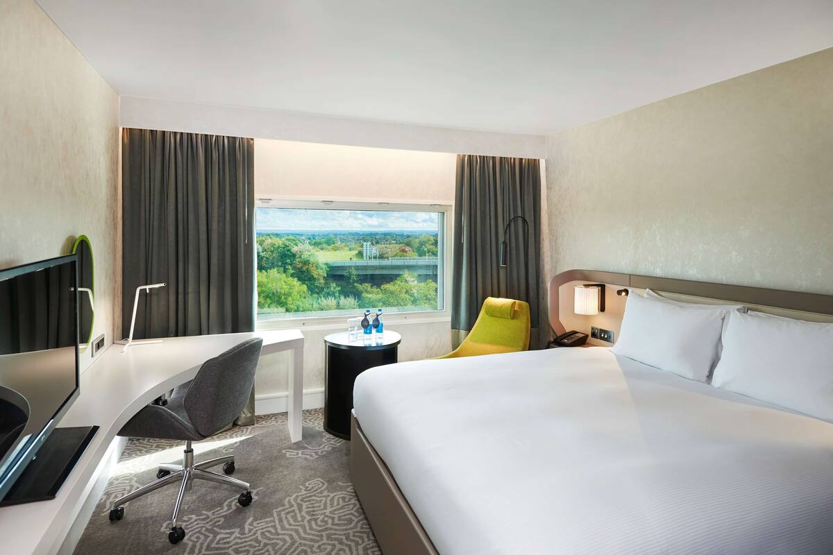 executive room, 1 king bed (with lounge access) | in-room safe, desk, laptop workspace, blackout curtains