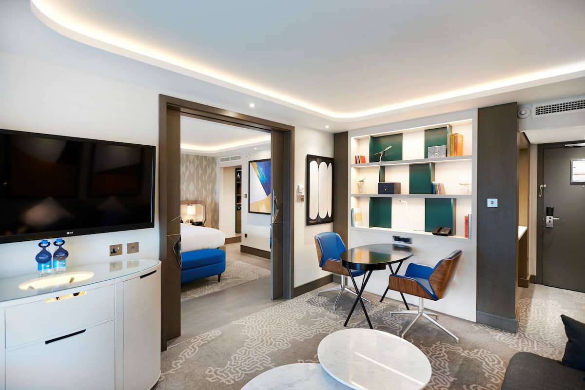 executive suite, 1 king bed (with lounge access) | in-room safe, desk, laptop workspace, blackout curtains