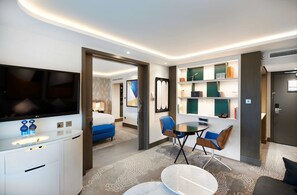 Executive Suite, 1 King Bed (With Lounge Access)