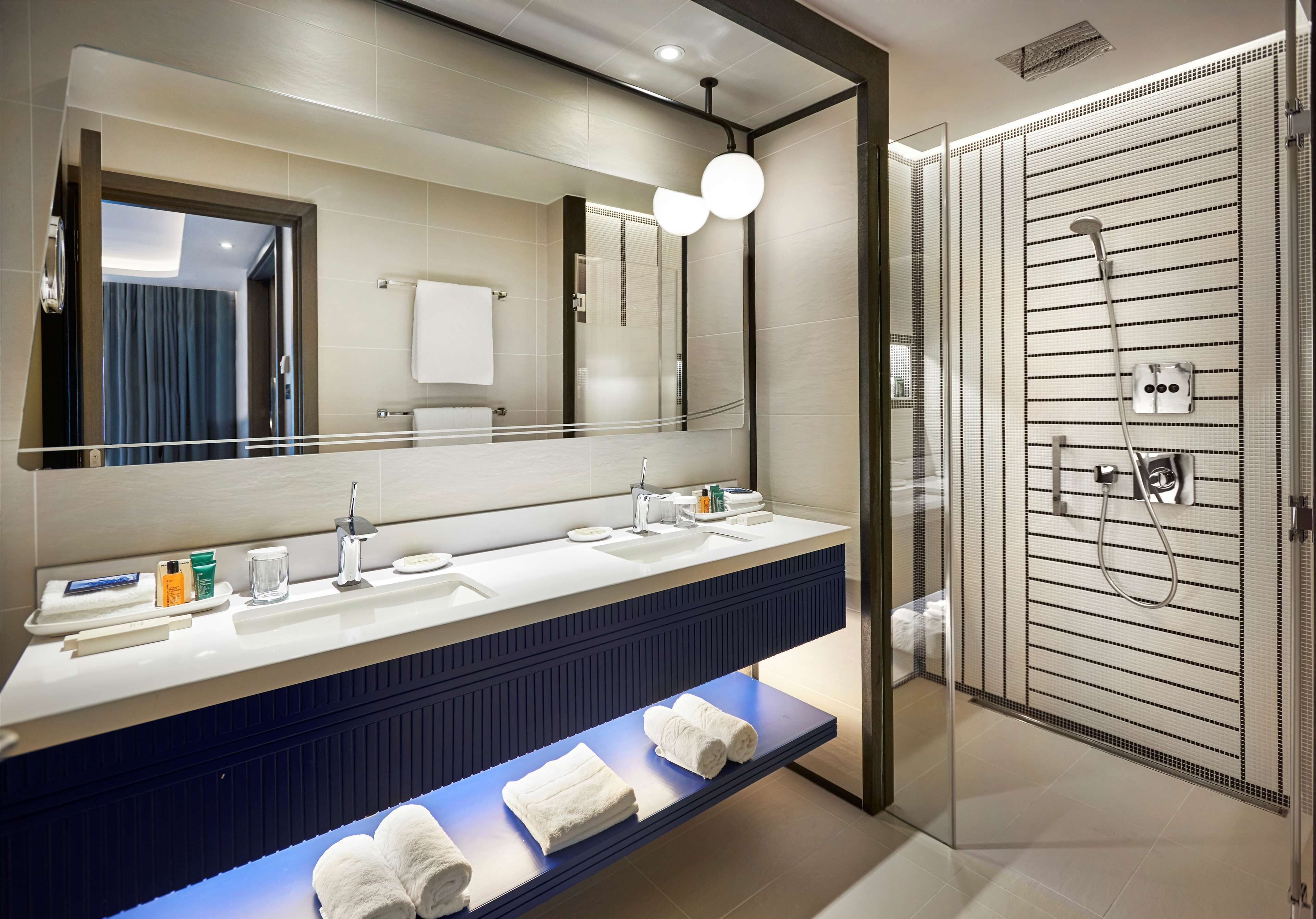 executive suite, 1 king bed (with lounge access) | bathroom | shower, eco-friendly toiletries, hair dryer, towels
