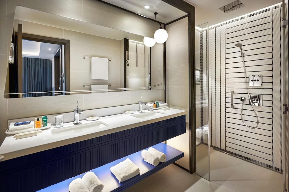 executive suite, 1 king bed (with lounge access) | bathroom | shower, eco-friendly toiletries, hair dryer, towels