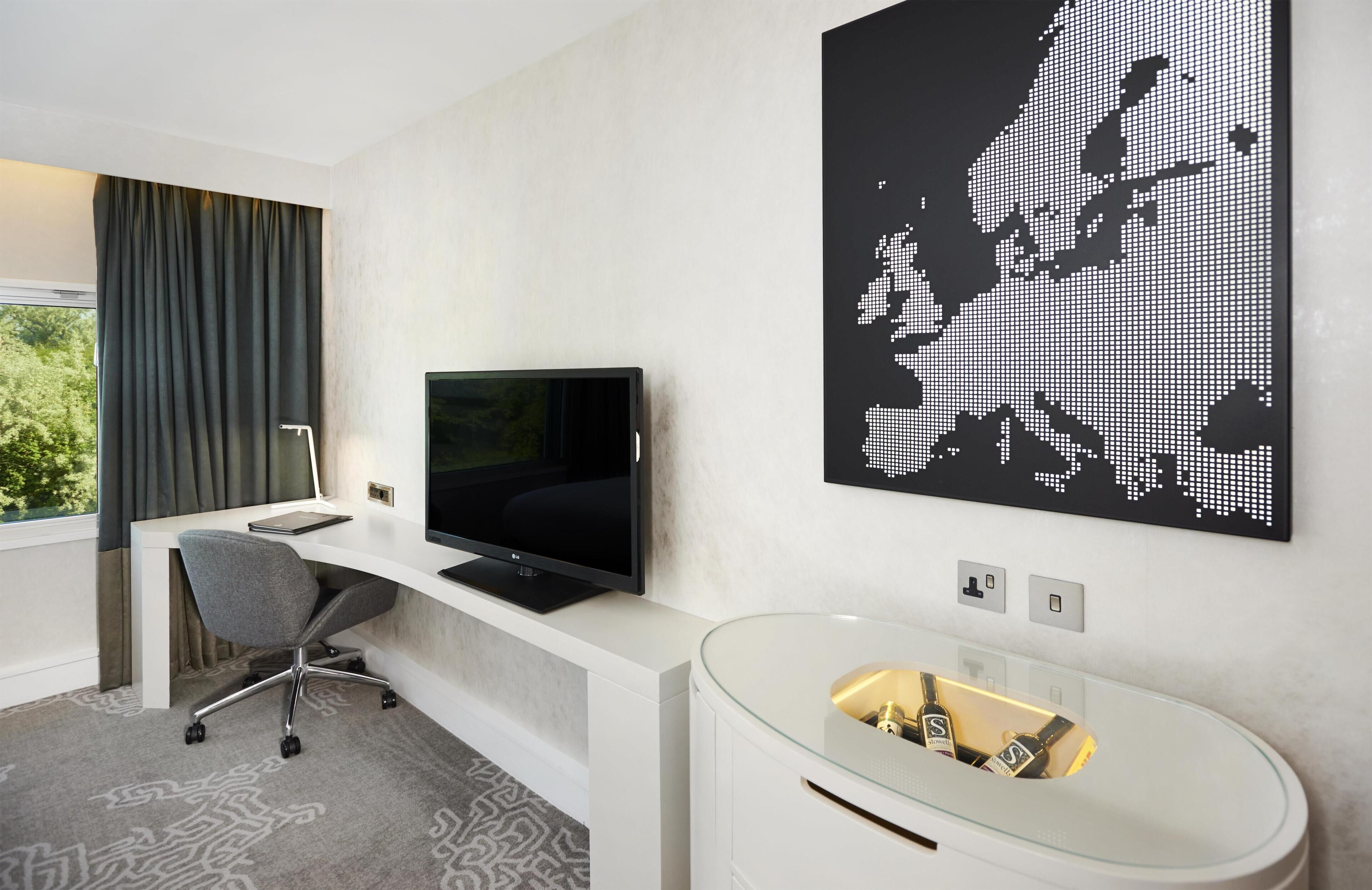 Roupas de cama antialérgicas, cofres nos quartos, escrivaninha