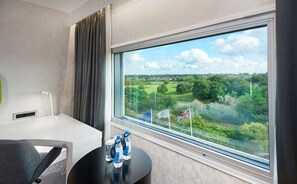 Executive Twin Room (With Lounge Access) | In-room safe, desk, laptop workspace, blackout drapes