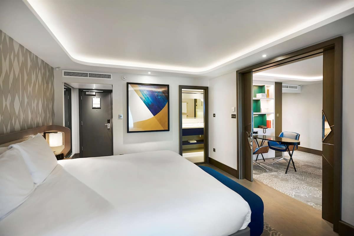 executive suite, 1 king bed (with lounge access) | in-room safe, desk, laptop workspace, blackout curtains