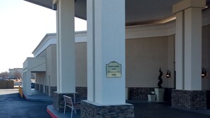 Un hall d’hôtel avec un comptoir d’accueil, un socle en pierre et une enseigne portant le numéro 6200.