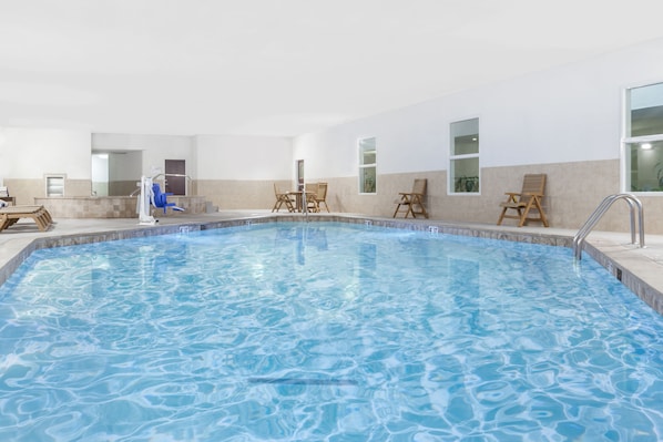 Indoor pool, sun loungers