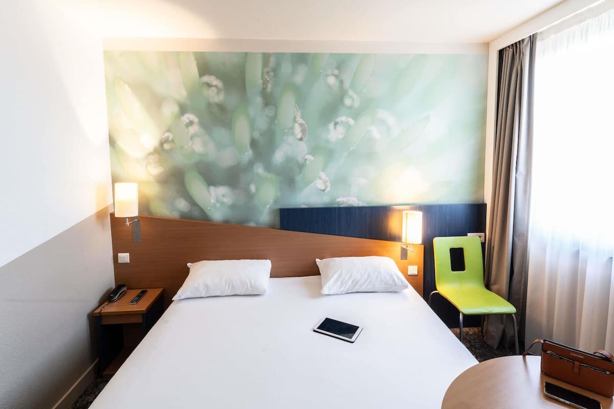 Standard Room, 1 Double Bed | Desk, soundproofing, iron/ironing board, free WiFi