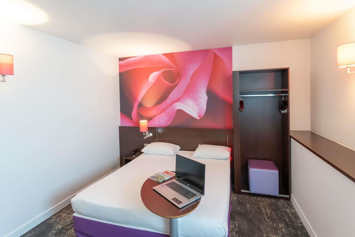 Standard Room, 1 Double Bed | Desk, soundproofing, iron/ironing board, free WiFi