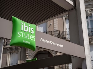 Une enseigne pour les hôtels « ibis Styles » et pour « Angers Centre Gare ».