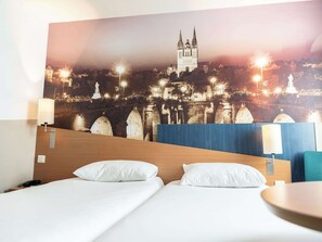 Standard Room, 2 Twin Beds | Desk, soundproofing, iron/ironing board, free WiFi