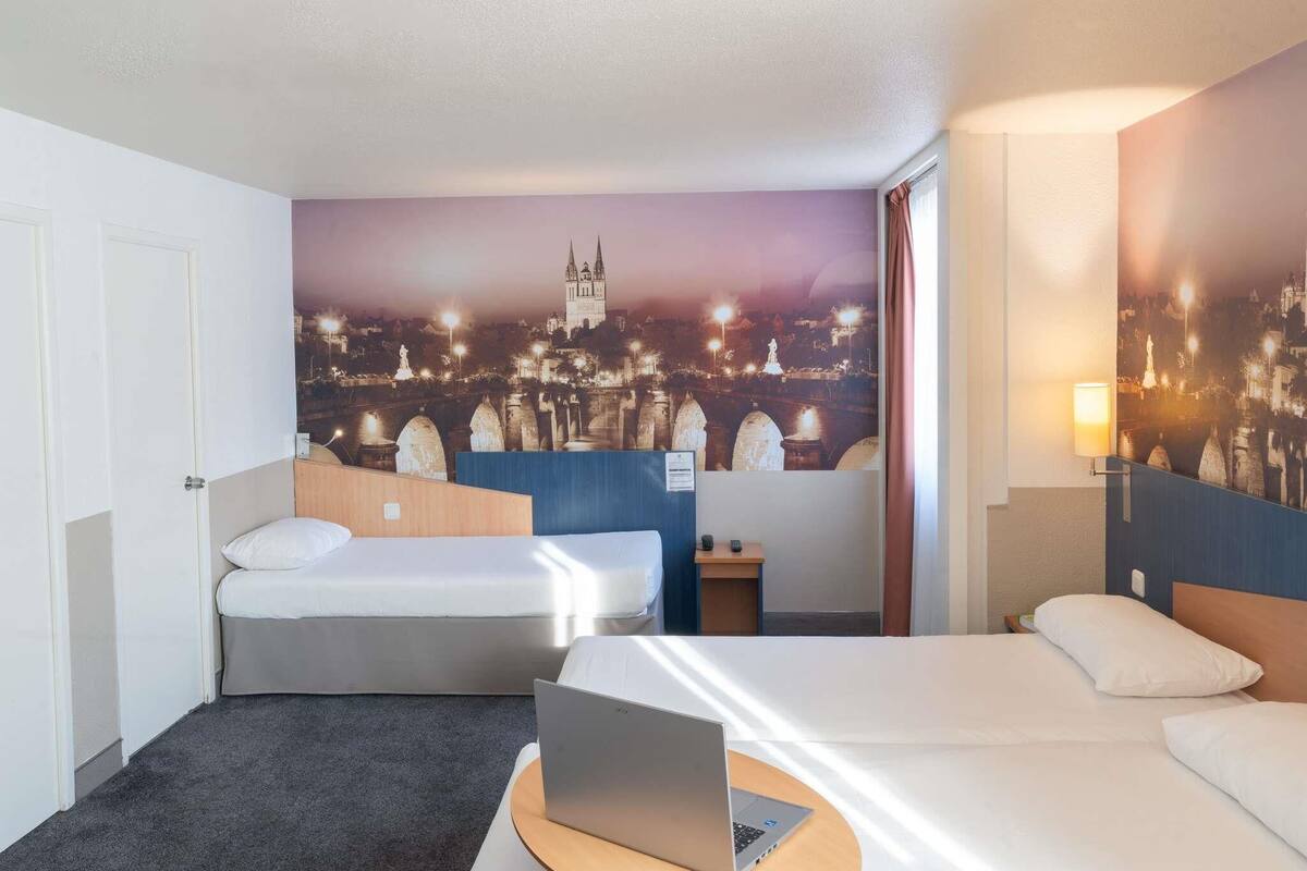 Standaard kamer, 3 eenpersoonsbedden | Een bureau, geluiddichte muren, een strijkplank/strijkijzer, gratis wifi