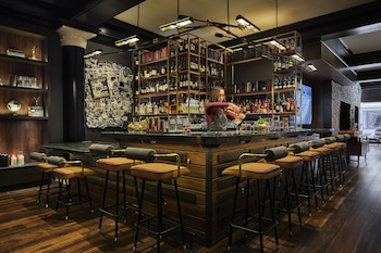 Cocktail bar at Hotel Emblem San Francisco