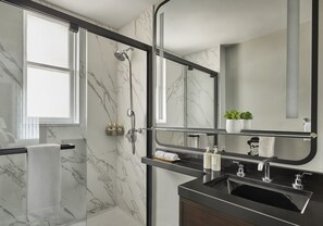 Kombinert dusj/badekar, designertoalettartikler, hårføner og badekåper