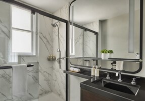 Tina con regadera, amenidades de baño de diseñador, secadora de cabello 