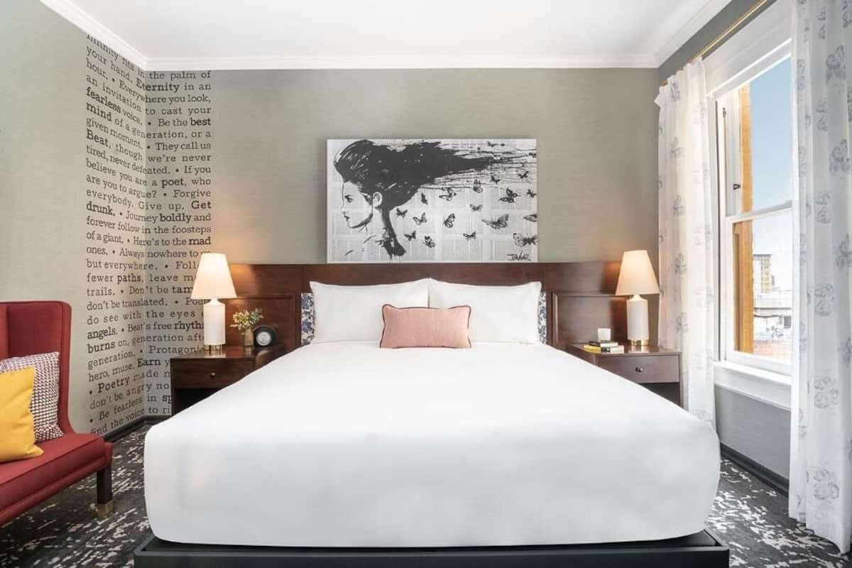 Ropa de cama de alta calidad y caja de seguridad en la habitación