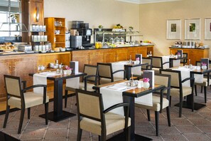 Colazione a buffet, servita tutte le mattine (34.00 EUR a persona) 