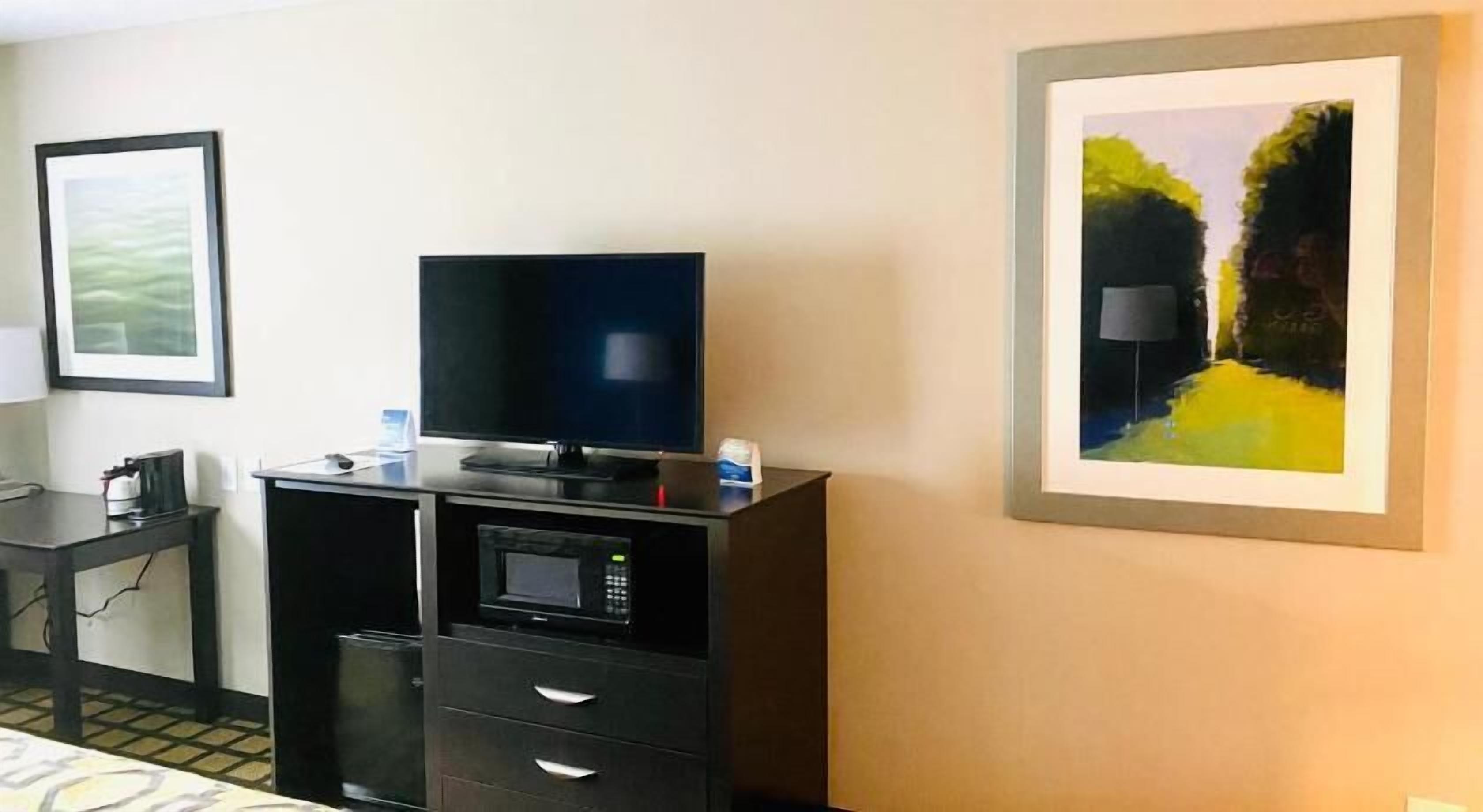 Escritorio, cortinas opacas, tabla de planchar con plancha y wifi gratis